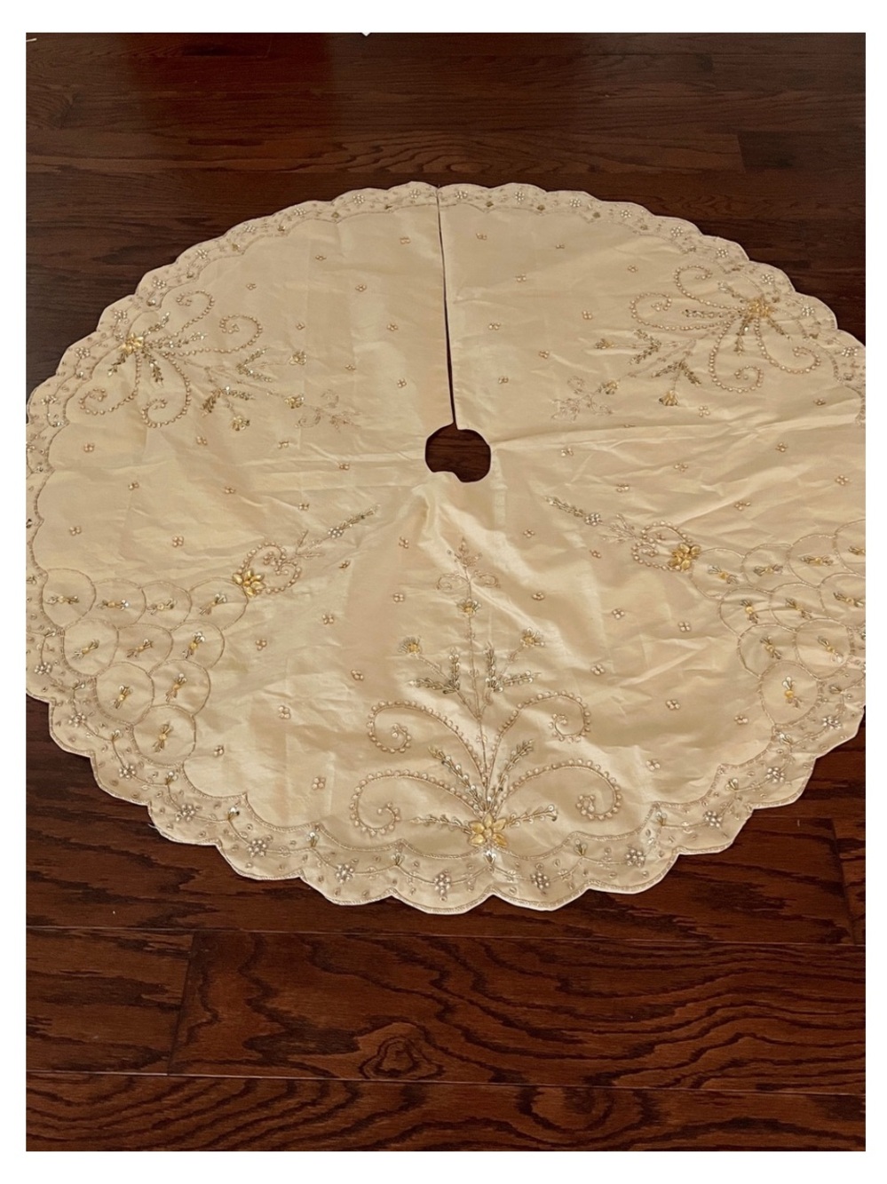 KURT ADLER Beaded Scallop Edge Holiday/Christmas Tree Skirt in Gold 48”